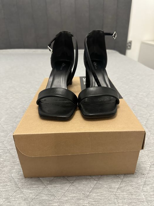 Дамски сандали със затворена пета.