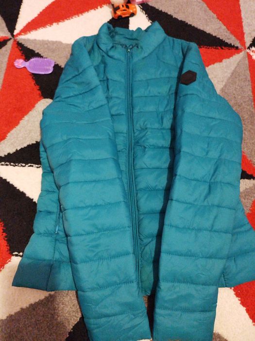 Vand geaca aproape noua