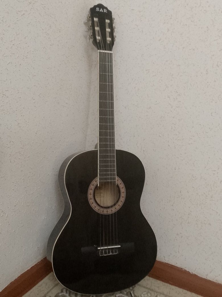 SAR klassic gitara, holati yaxshi qirilgan joylari yoq. Razmeri 39