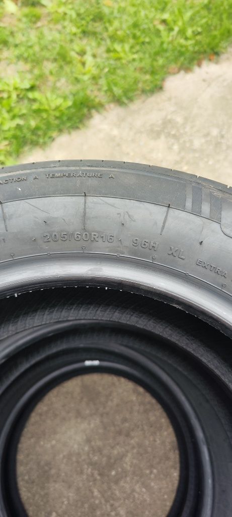 Vând 4 cauciucuri Giti 205 60 R16