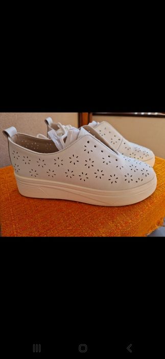 Pantofi din piele naturală, albi, cu perforații ,cu platformă Pass Col