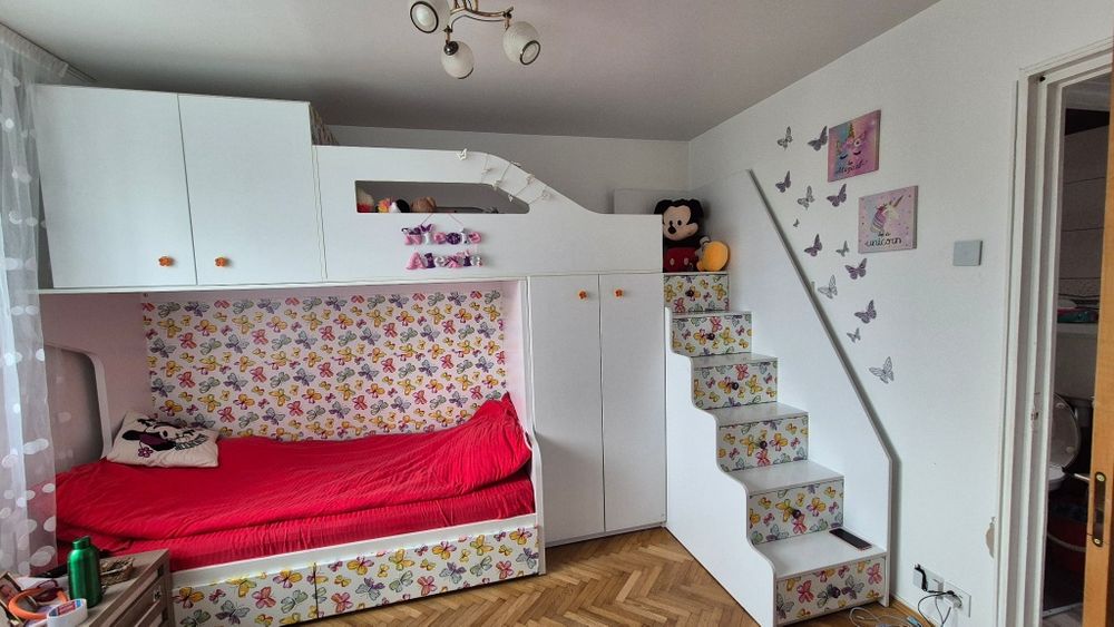 Mobila dormitror copii in stare foarte buna
Lungimea totala: 3.50 cm
i