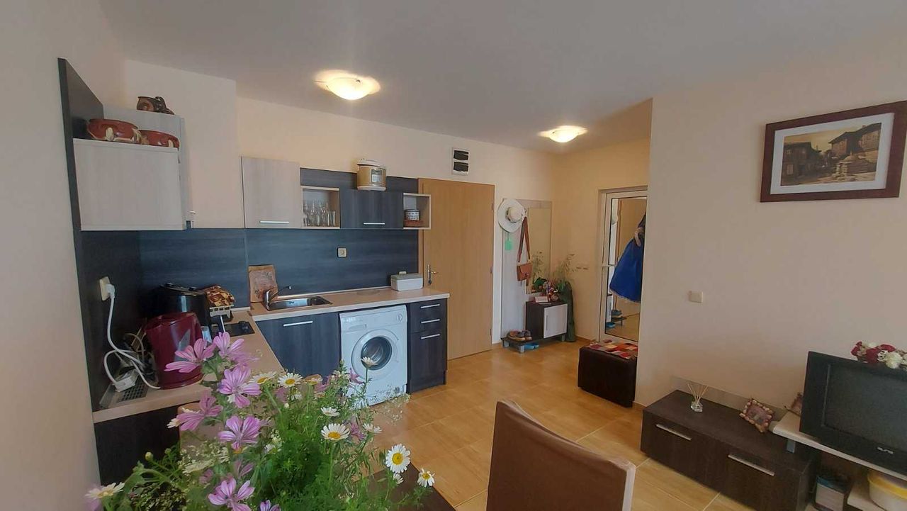 Продава се Двустаен апартамент в Свети Влас - 67 кв.м за 1292 €/кв.м - Снимка #2