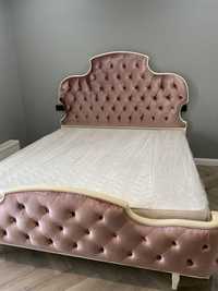 Королевская кровать светло-пурпурного оттенка с матрасом