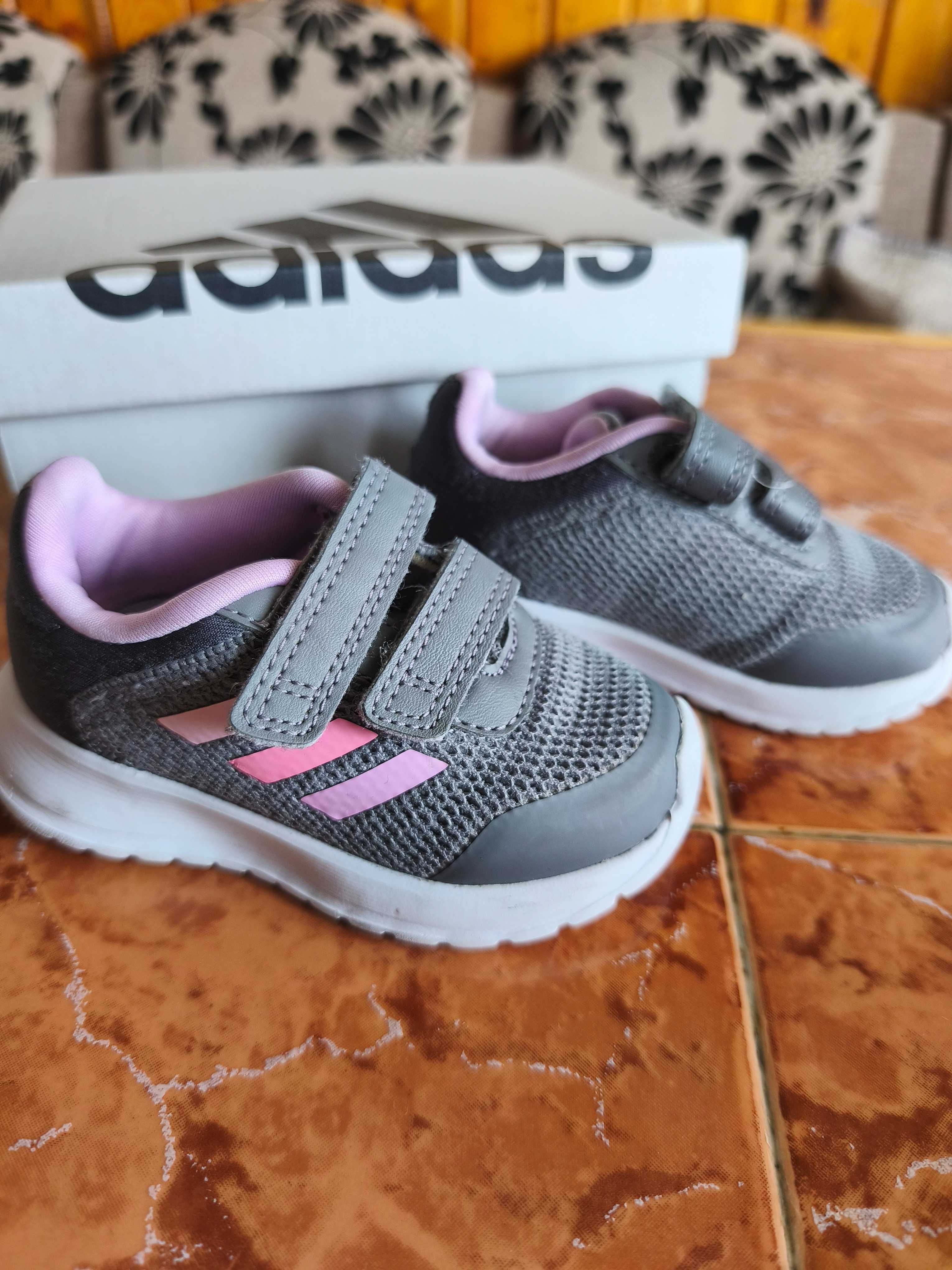 Маратонки Adidas за момиченце, размер 20