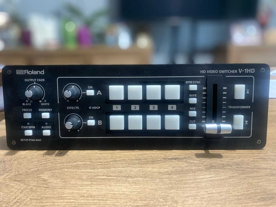 Mixer video Roland V1