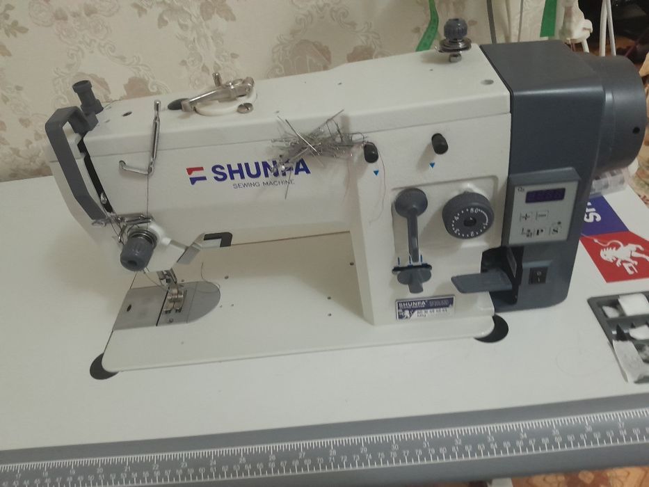Продам швейную промышленую машинку  зигзаг для средних  тканей.
