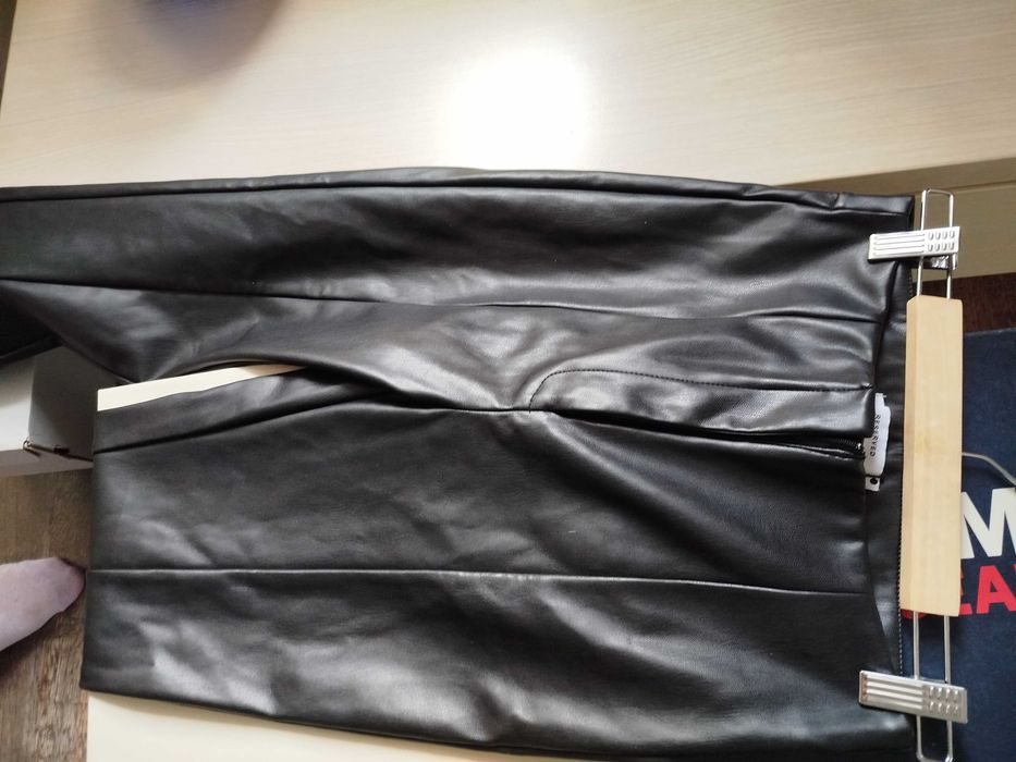 Черен панталон тип клин от изкуствена кожа Reserved