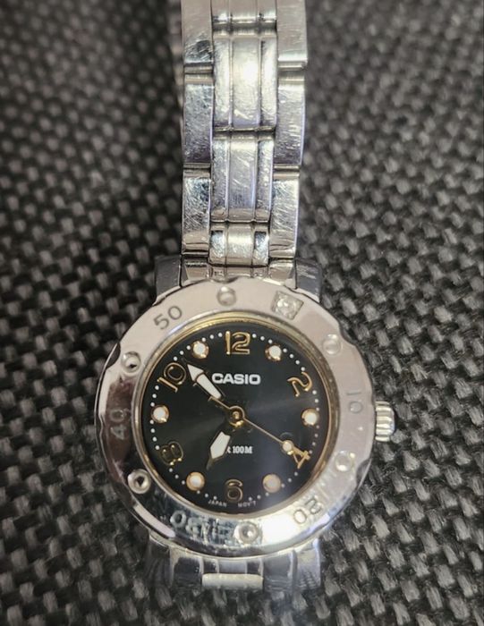 Ceas damă Casio.