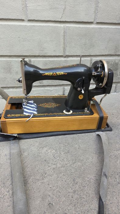 Продается Машинка швейная
