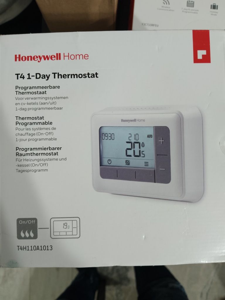 Vând termostat centrala Honeywell Home T4