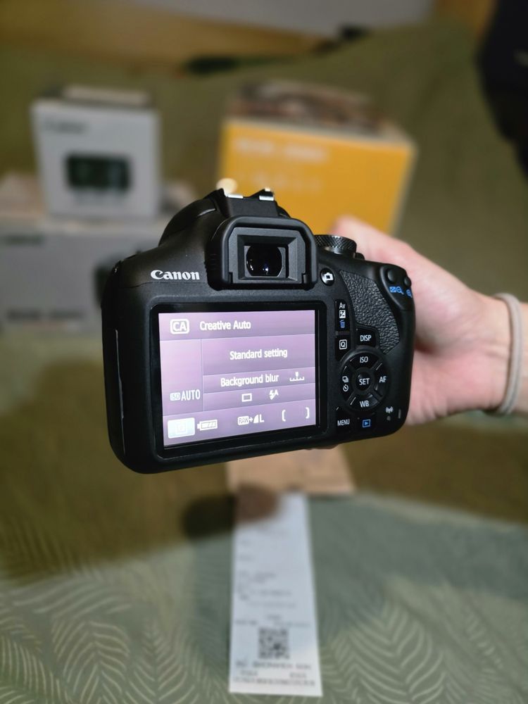 DSLR фотоапарат Canon EOS 2000D + 2 обектива
