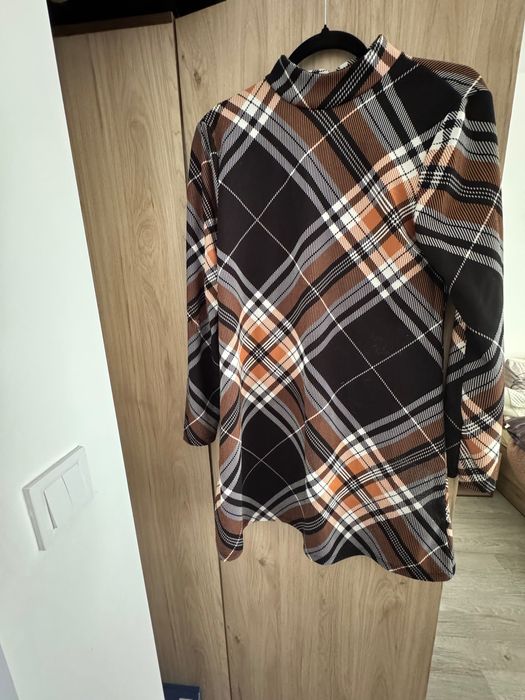 Стилна рокля шарени топли цветове