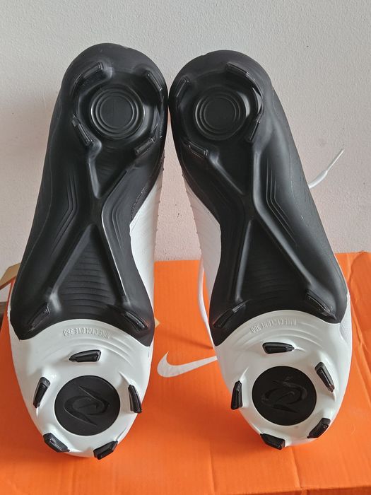 Nike Phantom GX II Academy Astro Turf Football Boots. Marime:40