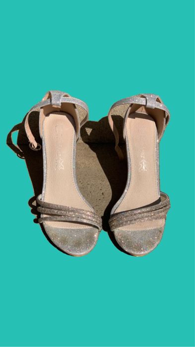 Сандали на висок ток