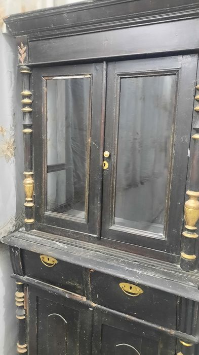 Продам старинный сервант