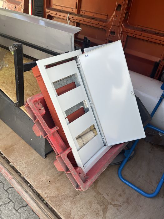 Tablou 48 sigurante cu usa metalica incastrat