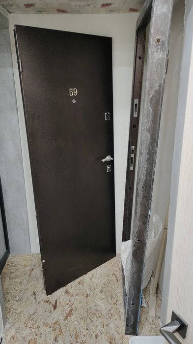 Продам металлическую дверь