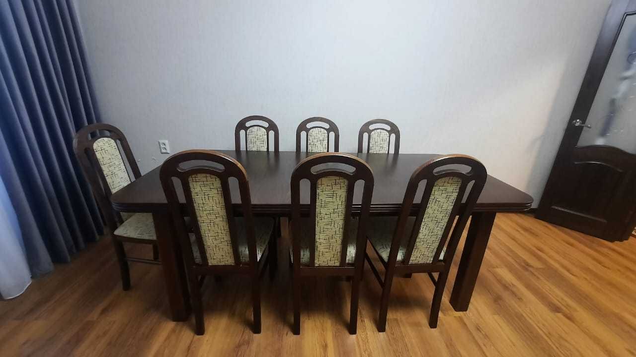 Деревянный стол и стулья