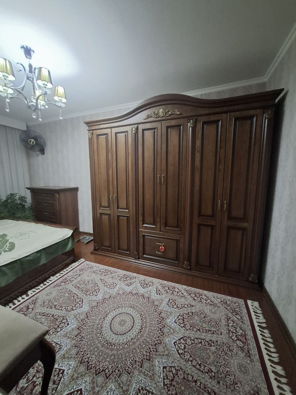 Продаю спальную мебель, из шпона, почти новый.