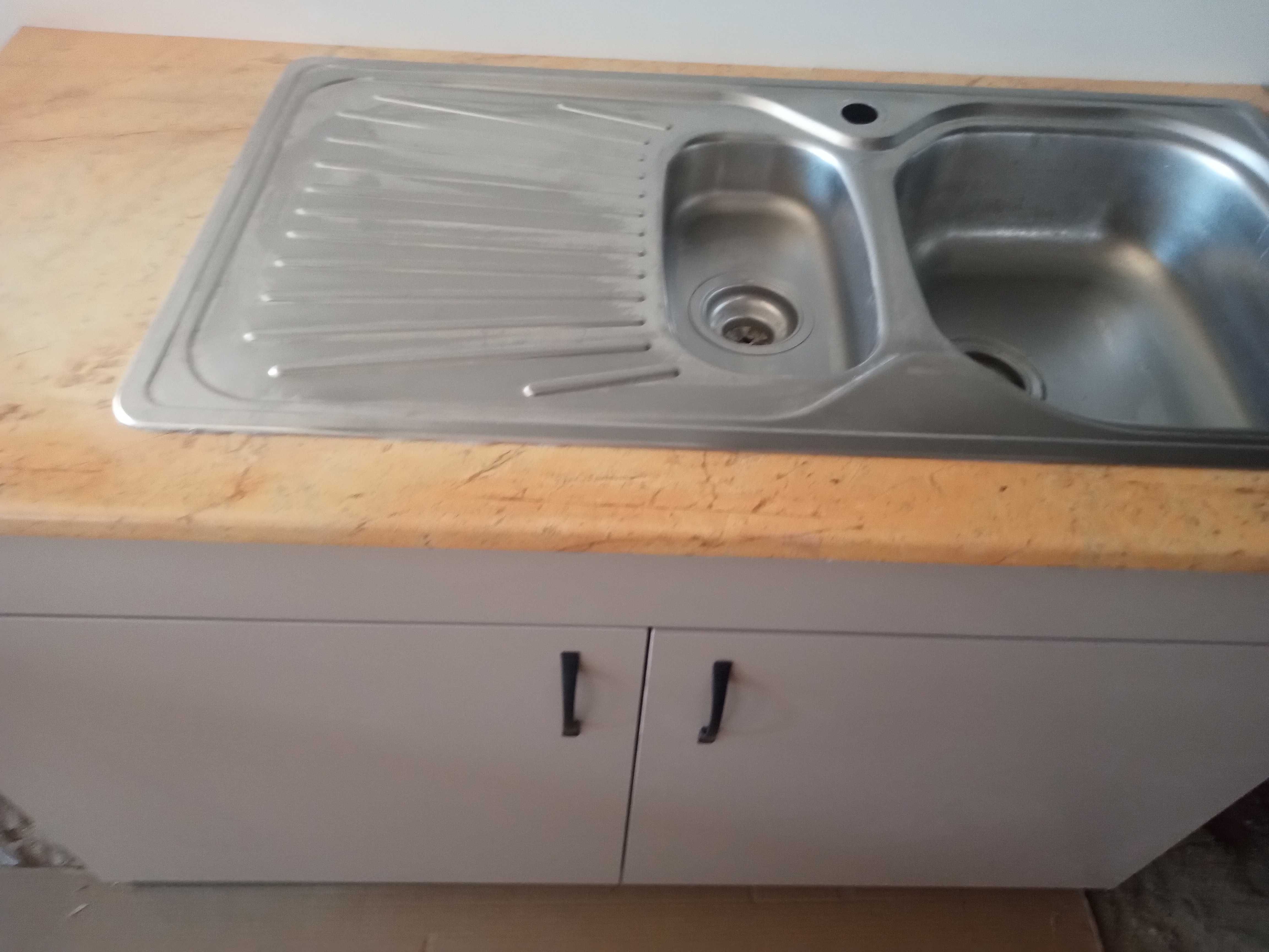 Продавам кухненски шкаф с мивка