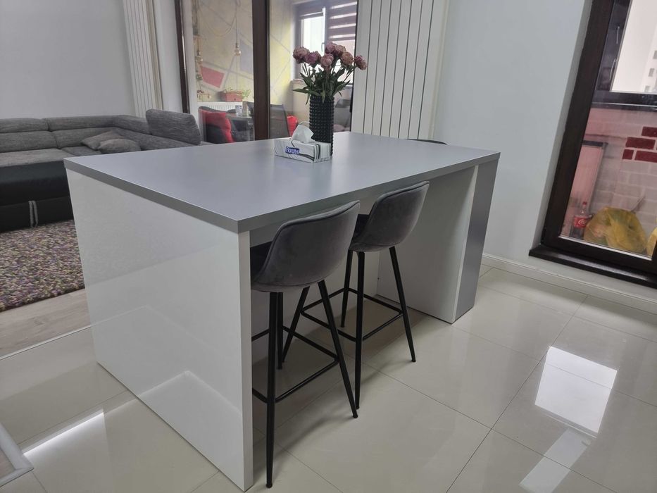 Insula de bucatarie/living