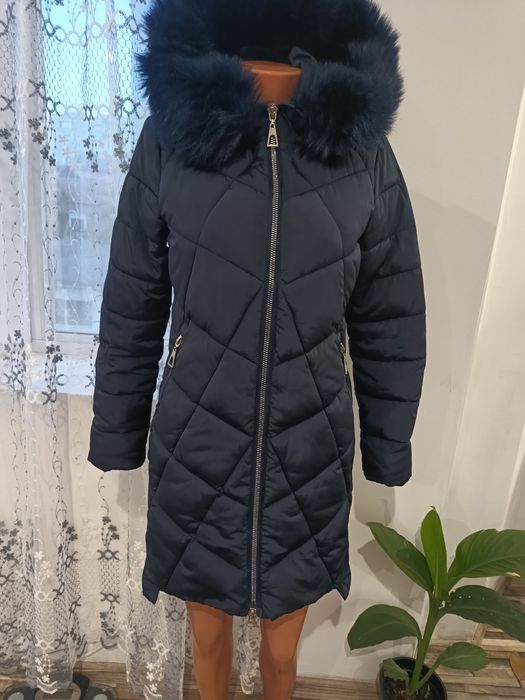 Зимно дълго, разкошно дамско яке със пълнеж. Обличано е само два пъти,