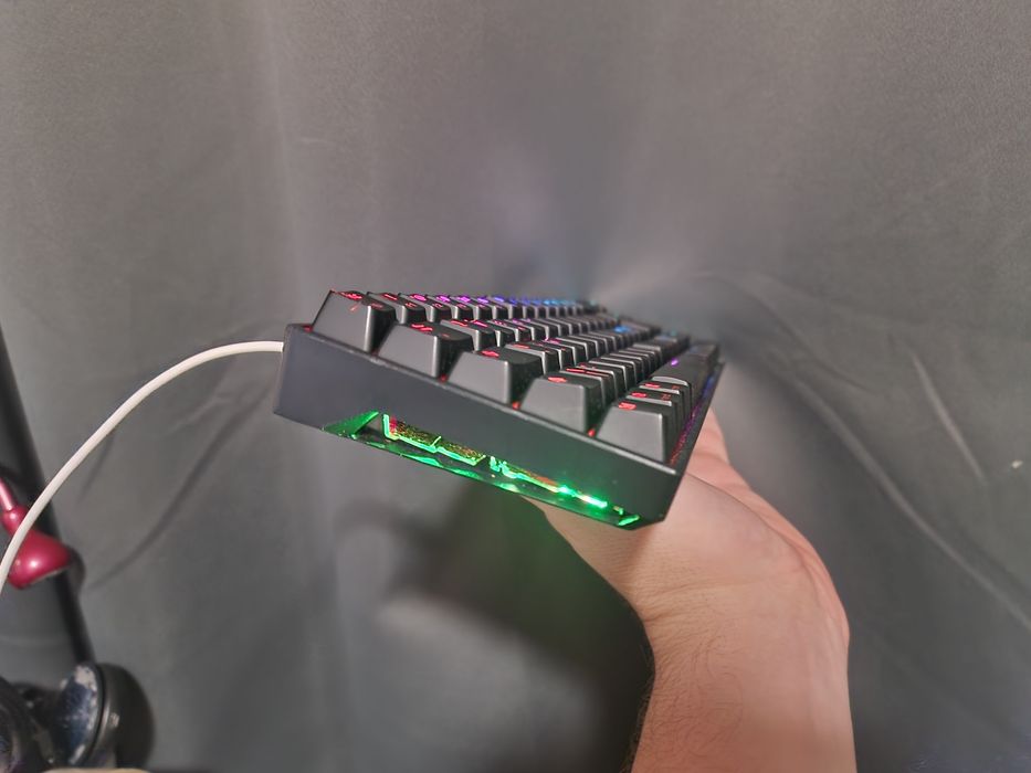 Tastatură mecanică NOS C650 RGB 65% – compactă
