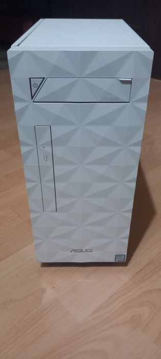 Procesor i7 generatia a 9-a ,8gb ram,placa video intel HD graphics,Win