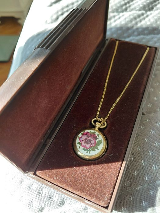 Елегантен дамски часовник-пендатив. Марка  Royal. .  Swiss made