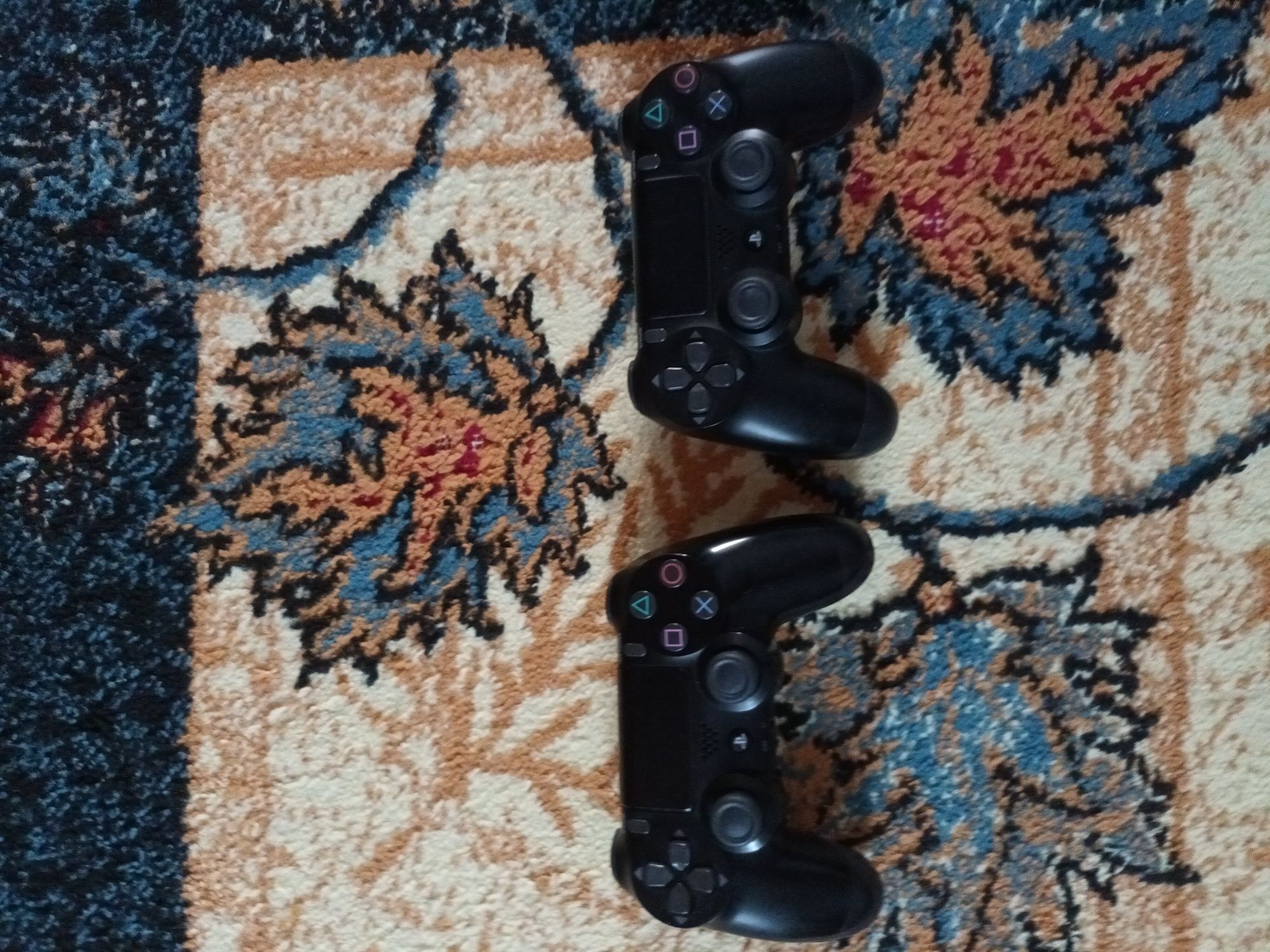 Vând: PlayStation 4 pro + cablu de încărcare + 7 jocuri + 2 manete.