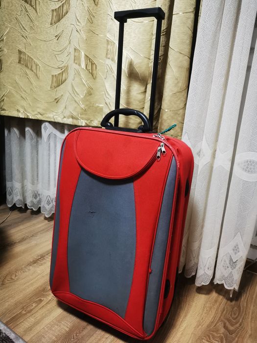 Vând geamantan rosu