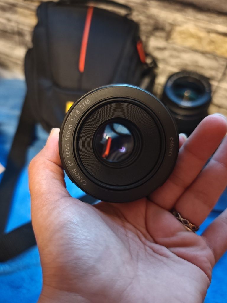 Фотоапарат Canon EOS 2000D
