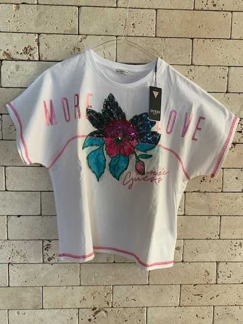 Бяла тениска марка Guess с апликация и надпис отпред