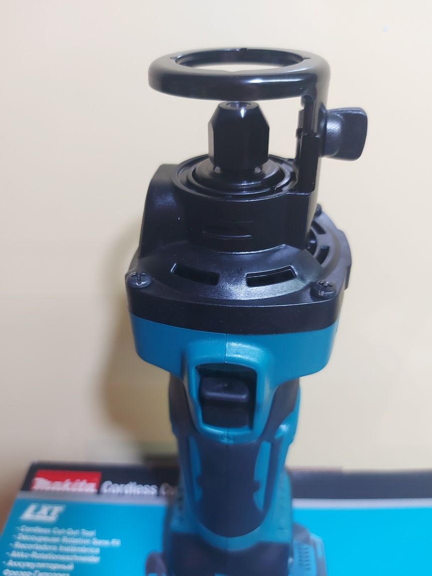 ПРОМОЦИЯ.Акумулаторна фреза за гипсокартон Makita DCO180z