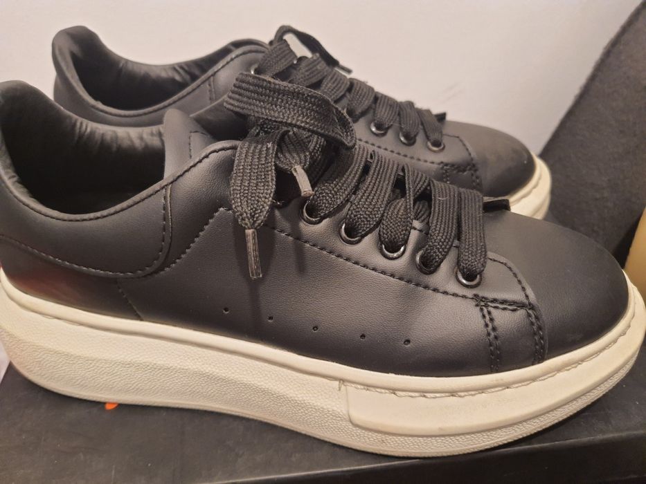 Vând adidași damă