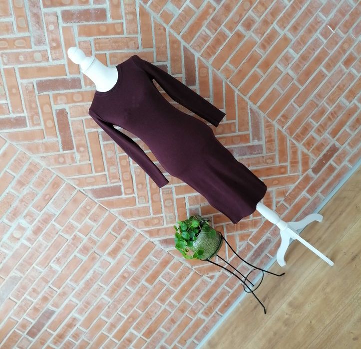 Rochie burgundy tricot - midi cu decupaj lateral