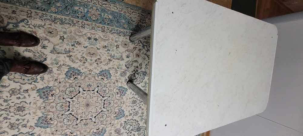 Стол кухонный в центре