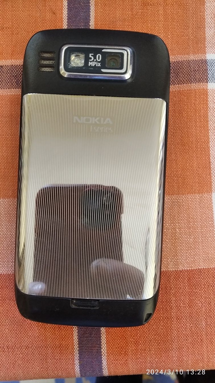 Nokia e72 в отлично състояние няма надрасквания по нея нито по дисплея