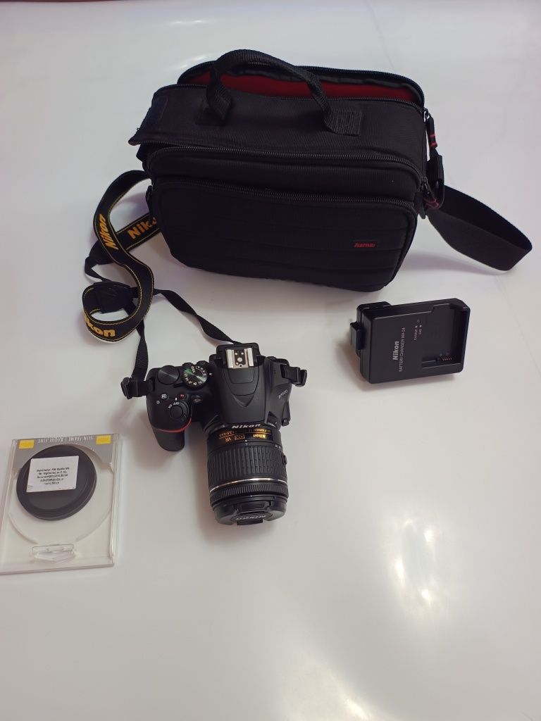 Camera foto DSLR Nikon D3500 + pachet accesorii (blitz, trepiede etc)