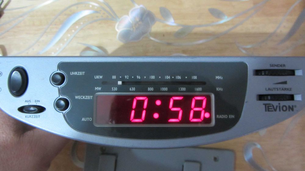 Radio cu ceas bucatarie special cu prindere corp bucatarie,polita,raft