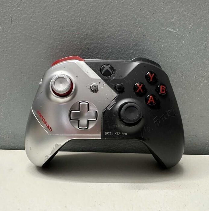 Vând Xbox One X Cyberpunk 2077 Limited Edition