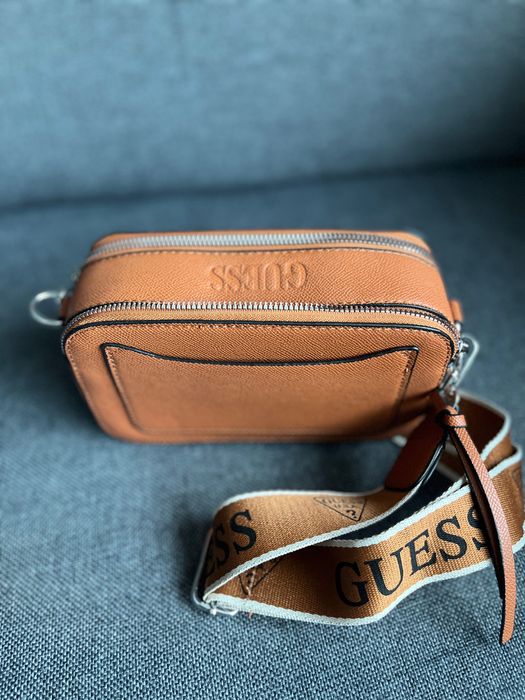 Дамска чанта на Guess