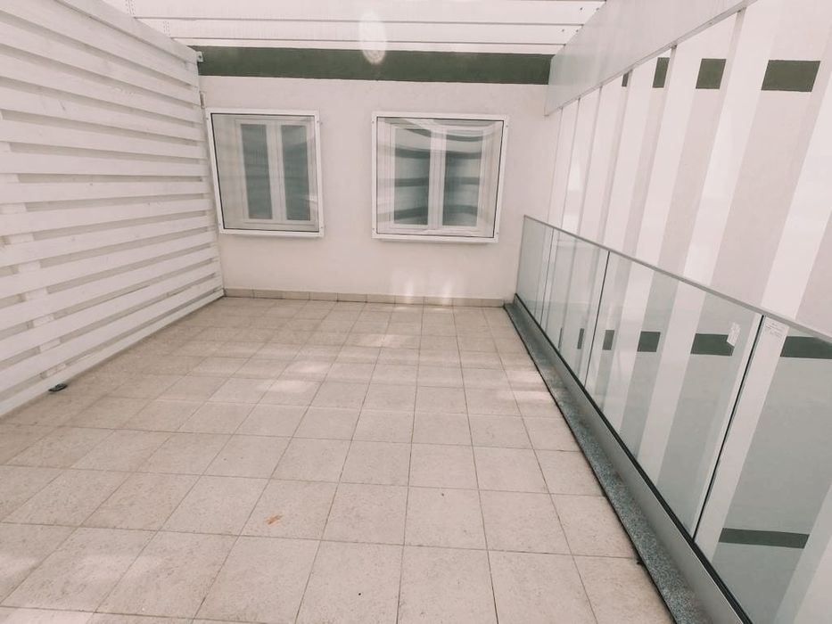 Închirieze apartament cu terasa și vedere la munte