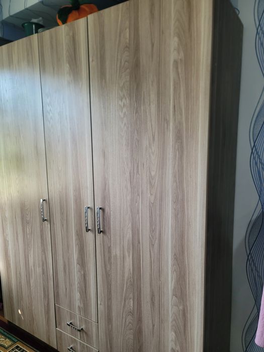 Bolalar honasidagi shkaf.