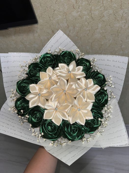 Елегантни сатенени рози