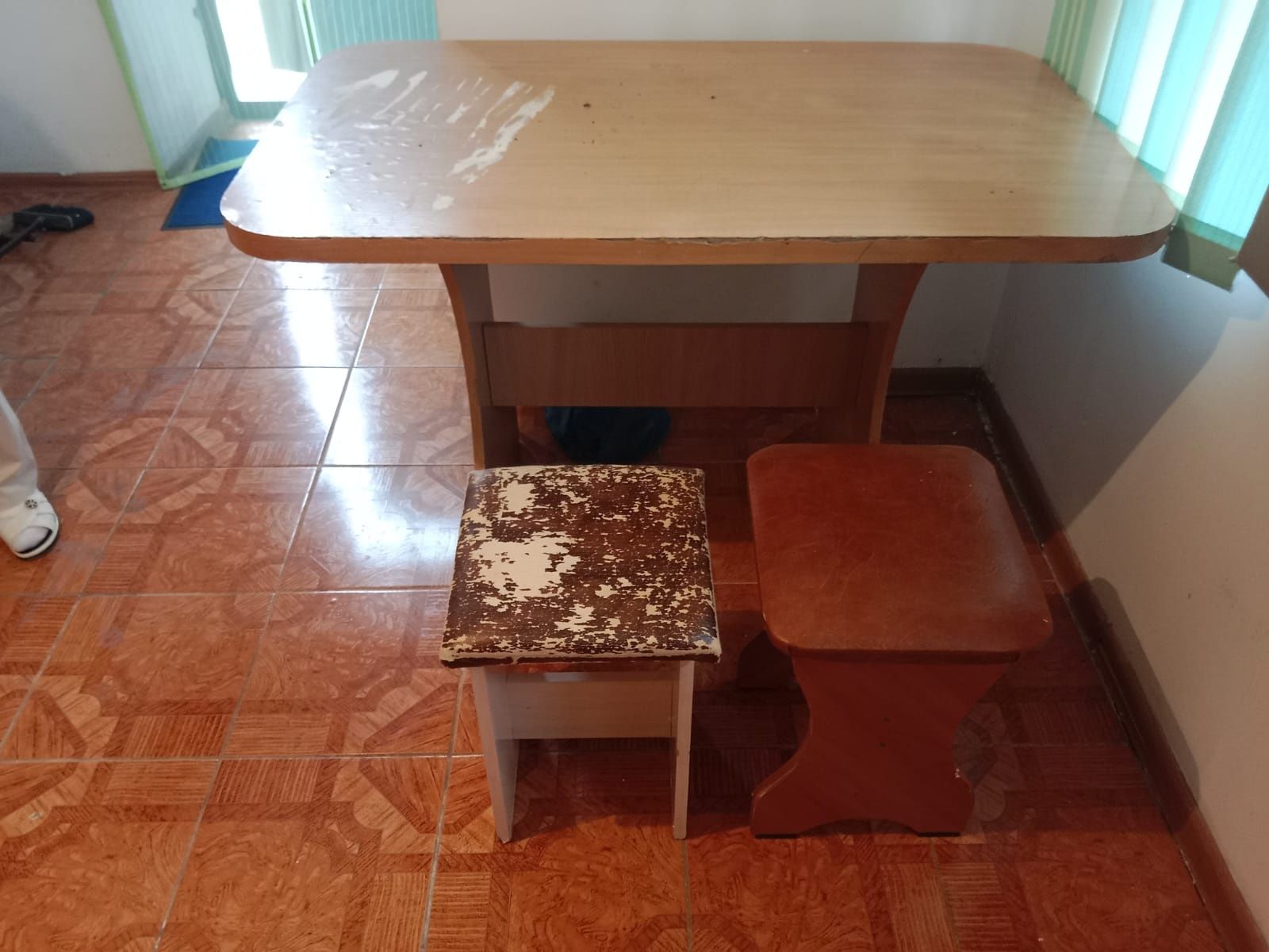 Продам стол с 2 табуретками