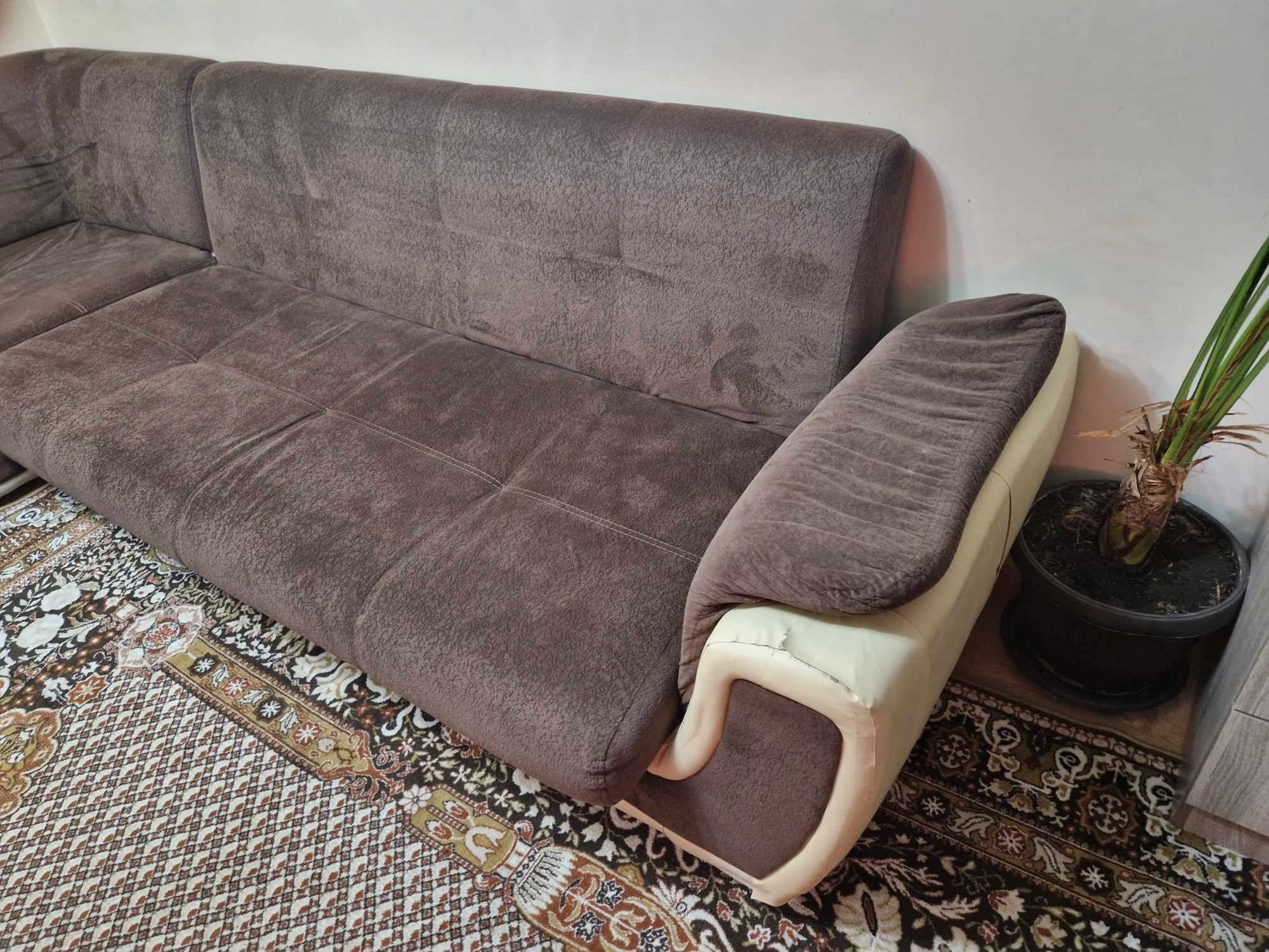 Продавам диван с лека забележка