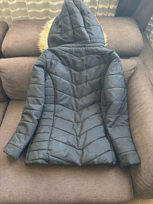 Дамако яке- размер 38. Обличано веднъж. Без никакви забележки.