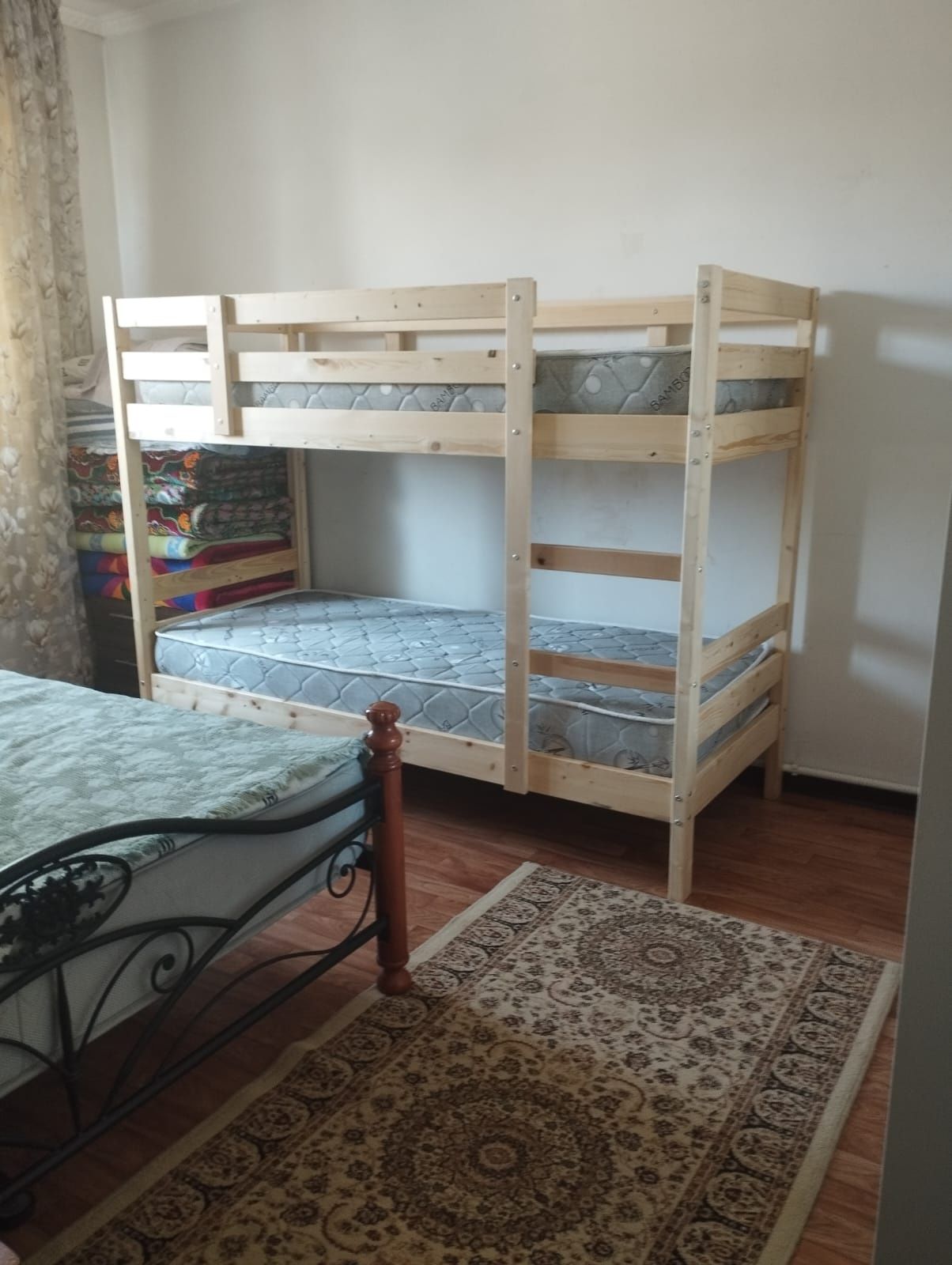 двухэтажный кровать с матрасом
